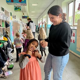 På aarhusiansk skole giver internationale studerende et frisk pust i børnehaveklassen