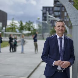 Hvordan er det at være konservativ skoleborgmester i knaldrødt skoleudvalg?