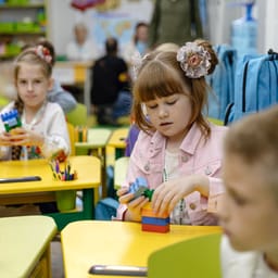 Ukrainerne laver skole i ly for bomber med klasseværelser i metroen og virkelig meget onlineundervisning