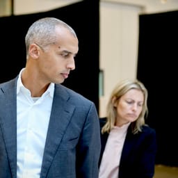 Her er Tesfayes skærm-anbefalinger til skolerne