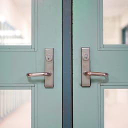 Skole lukker midlertidigt efter fund af asbest