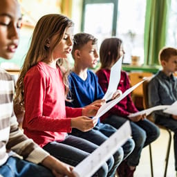 At halvdelen af danskerne ikke føler, at de kan synge, viser behovet for mere sang i skolen