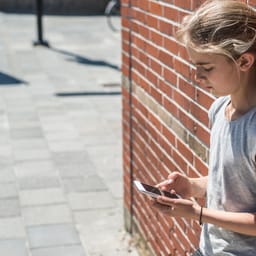 Forsker: De voksne skal mere på banen, når elever chatter på nettet