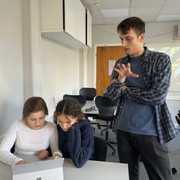 Da han satte eleverne til at producere podcast, begyndte de at tale om musikken
