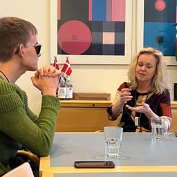 Sofus taler med professor Anja C. Andersen