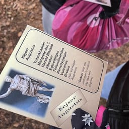 Billede af et historiestartego kort. På kortet er et billede af Kejser Augustus.