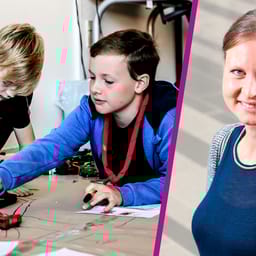 To børn fra Egtved Skoles Stjerneholds specialundervisningsforløb ved siden af et billede af Anne Vang.