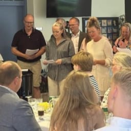 Lærerne synger Jesper Gades sang til eleverne