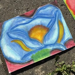 Tegning af blomst i blå og gul.