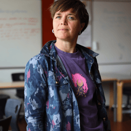 Lærer er hovedperson i ny bog: ”Folk skal se, hvor vild hverdagen kan være i skolen”