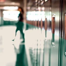 Lærer på en gang på skole.