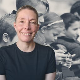 "Vi går forrest og sætter en retning": Tinas skole indgår kontrakt med familierne om at droppe sociale medier