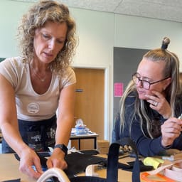 Håndværk og design-lærer Heidi Bruus underviser