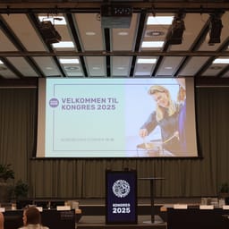 kongressal med storskærm