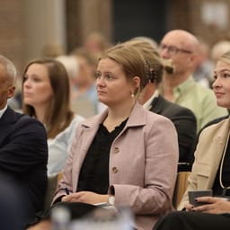 Mattias Tesfaye og Christina Krzyrosiak Hansen og andre på tilhørerpladser