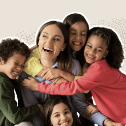 Glade børn krammer lærer