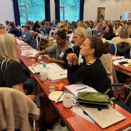 gruppe af lærere i samtale på konference