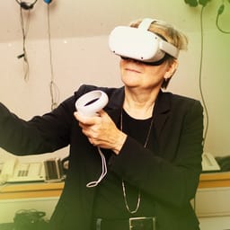 Lis Zacho med VR-briller