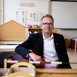 Geir Røsvoll i klasselokale uden elever