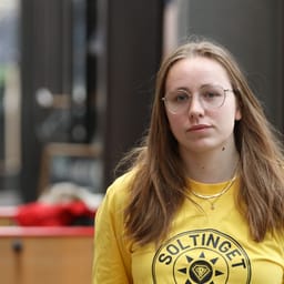 Lærerstuderende i gul T-shirt med påskriften Soltinget