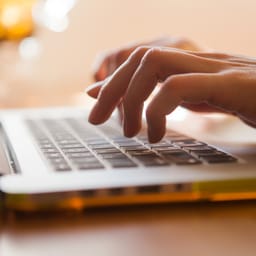 Hænder skriver på et tastatur