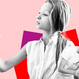 En pige maler i venstre ide af billedet, hun fylder markant mere end drenegn, som pisker med et piskeris i højre del af billedet.