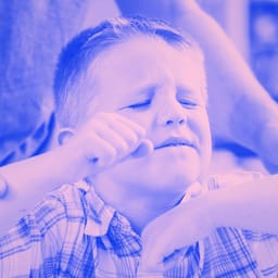 voksen holder lille vred drengs fast i armene