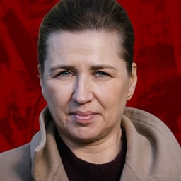 Statsminister Mette Frederiksen, som collage i baggrunden er lagt et billede af nogle unge elever.