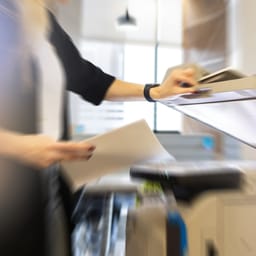 Lærer har travlt og kopierer i sin pause.