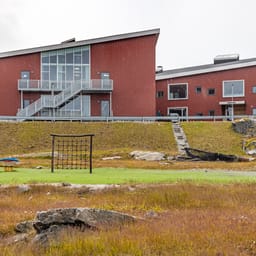 skolebygning med legeplads i Ilulissat, Grønland
