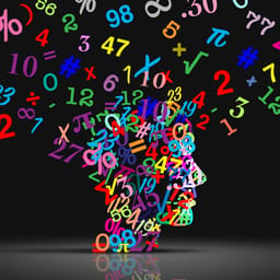hoved flyder over af tal og matematiksymboler i mange farver