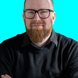 Portræt af Daniel Kansberg på lyseblå baggrund