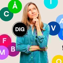 Collage til folketingsvalg 2026 – kvindelig lærer står undrende omgivet af partiernes bogstaver og farver.