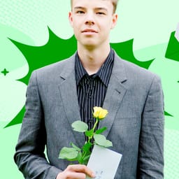 Konfirmand (dreng) med en blomst og en personlig hilsen i hånden.