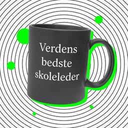 Sort kop, hvor teksten "verdens bedste skoleleder" står skrevet i hvidt.