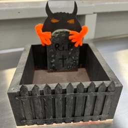 Billede af halloween-slikskålen i trå lavet i håndværk og design.