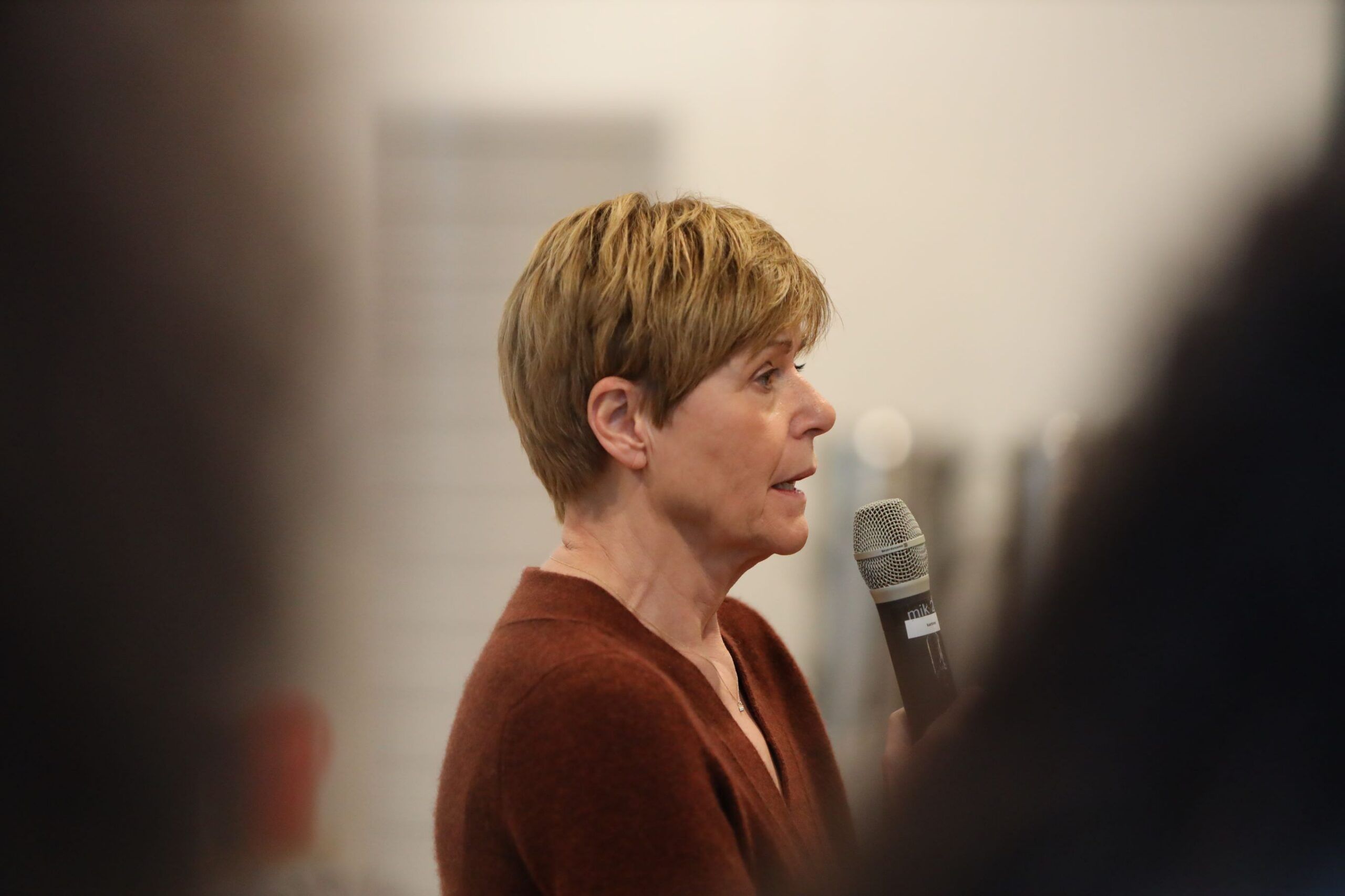 Tove Hvid Persson med mikrofon