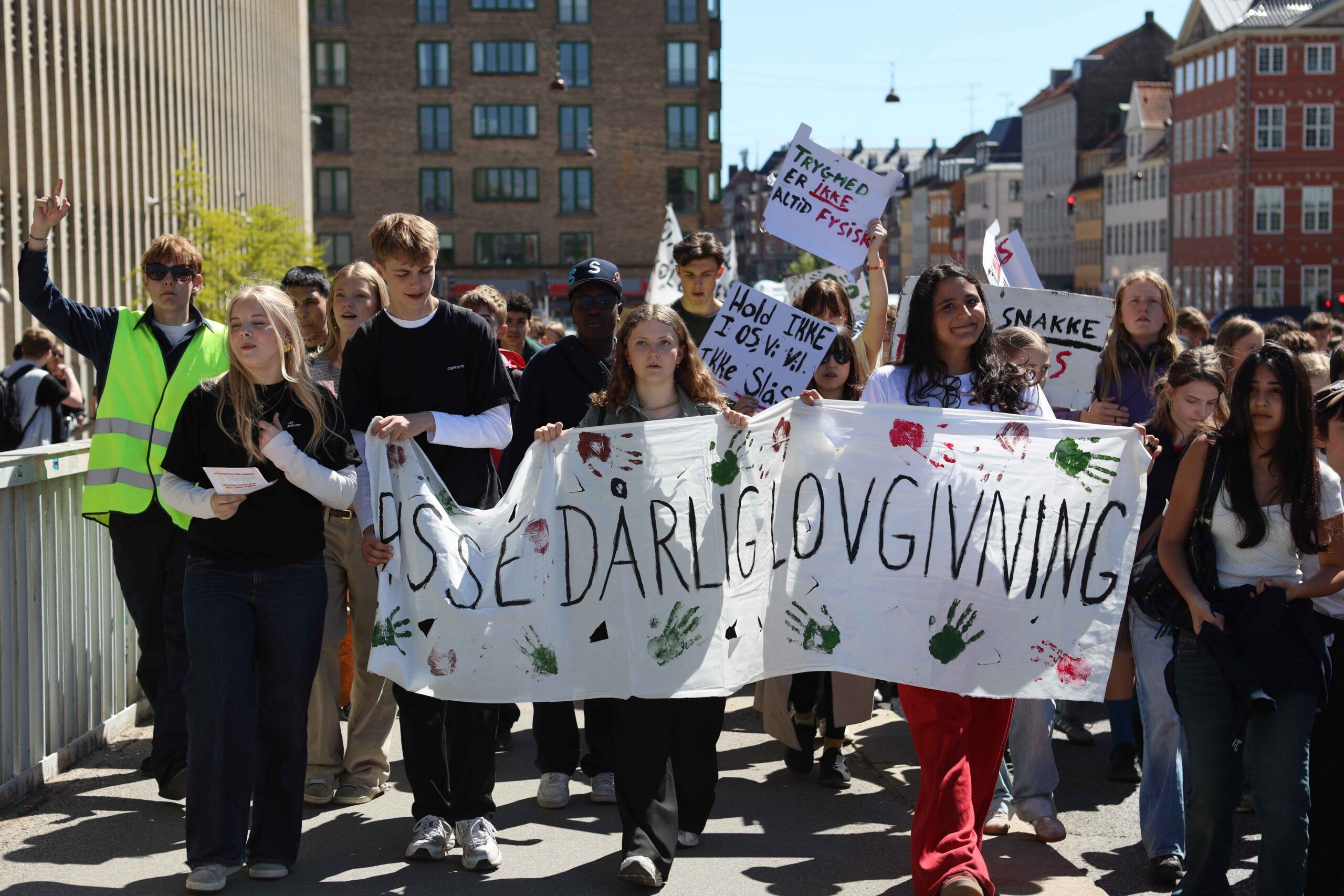 Elever i demonstration mod fysisk indgriben