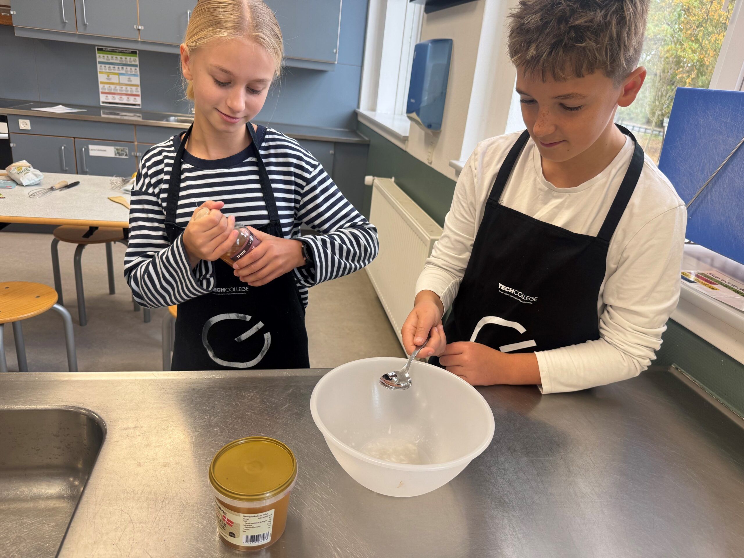 Elever arbejder med smagekasse i madkundskab