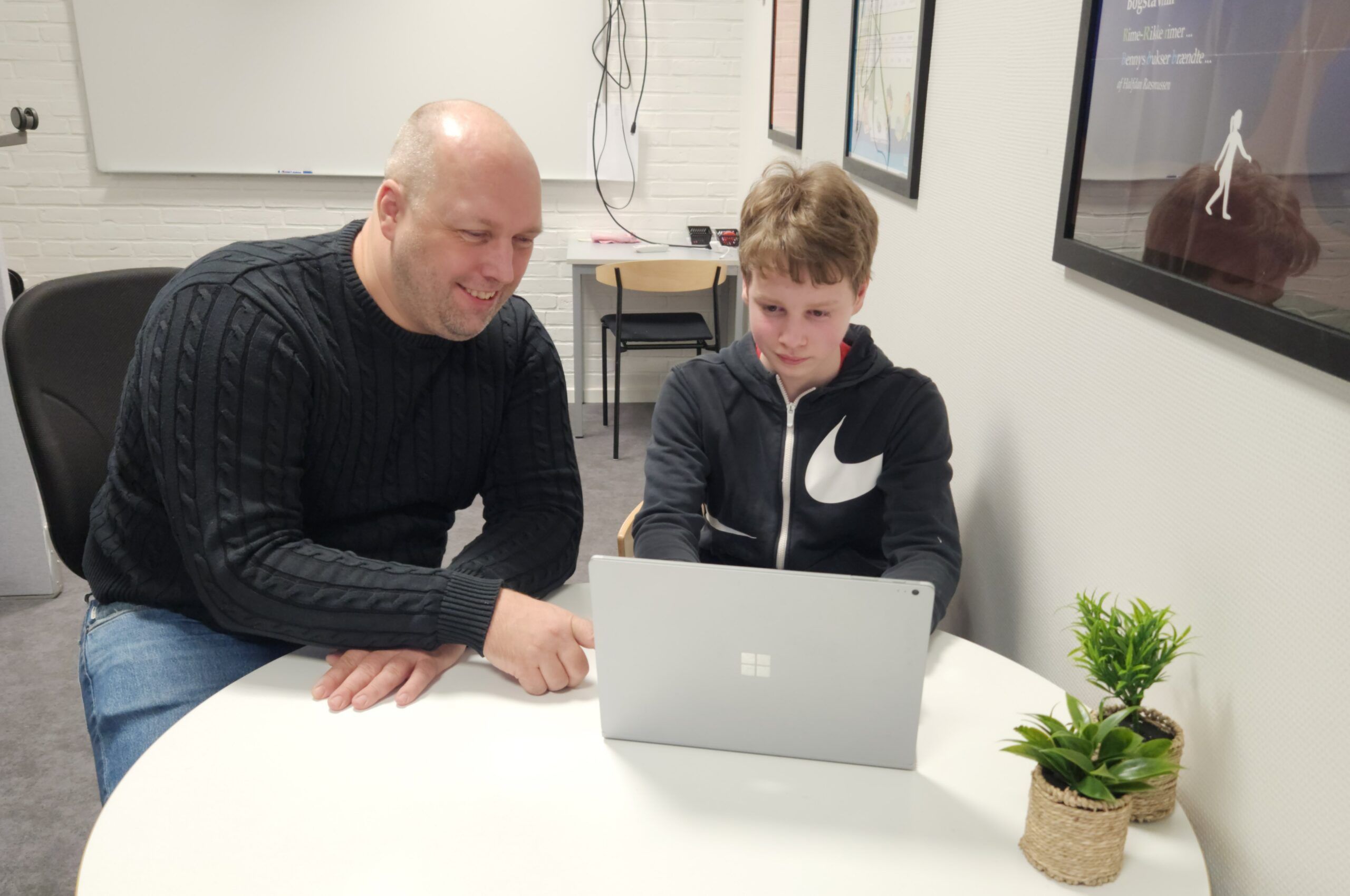 Claus Schwartz Hauerberg og Mathias Harald Andersen foran en computer