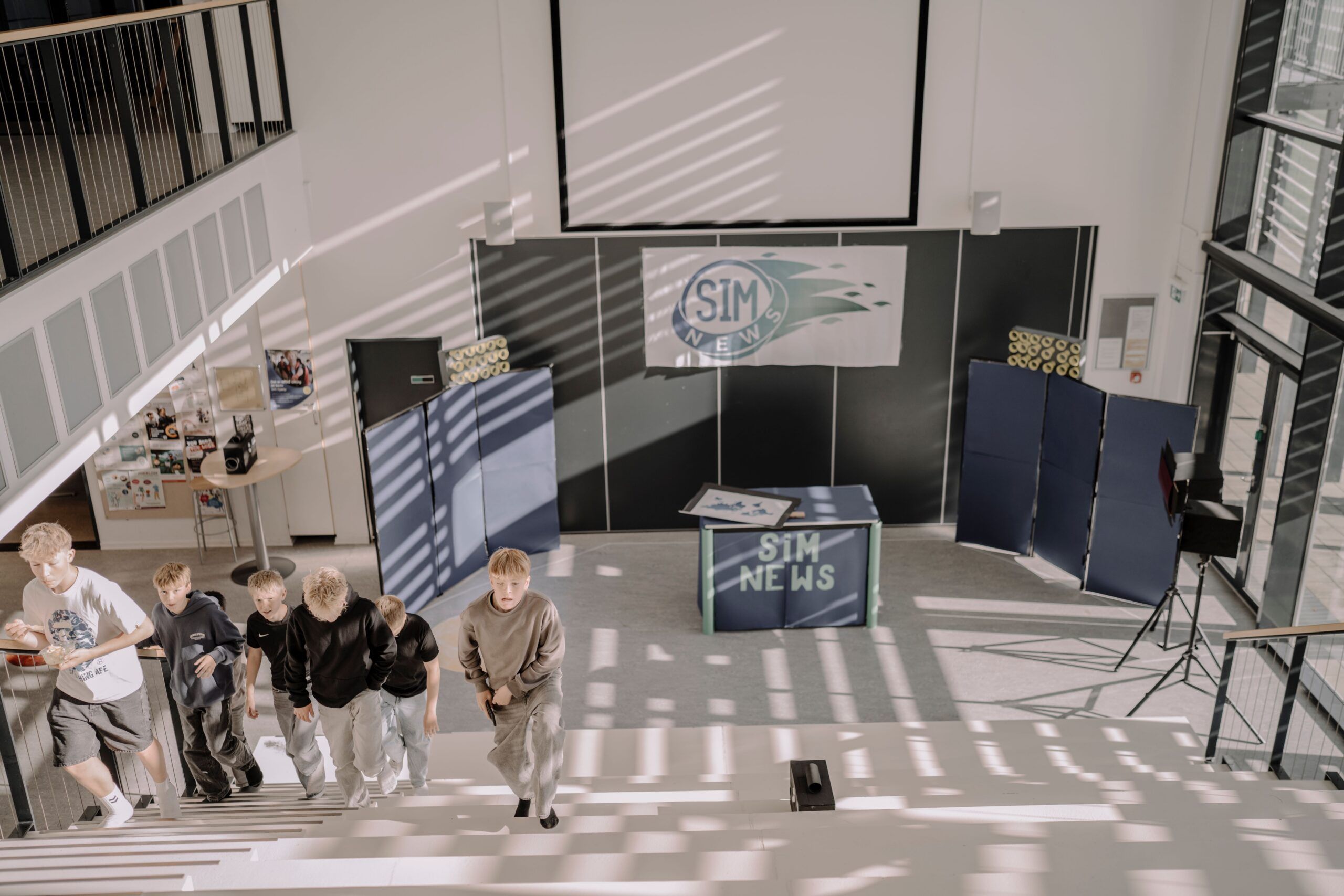 Elever går op af en trappe