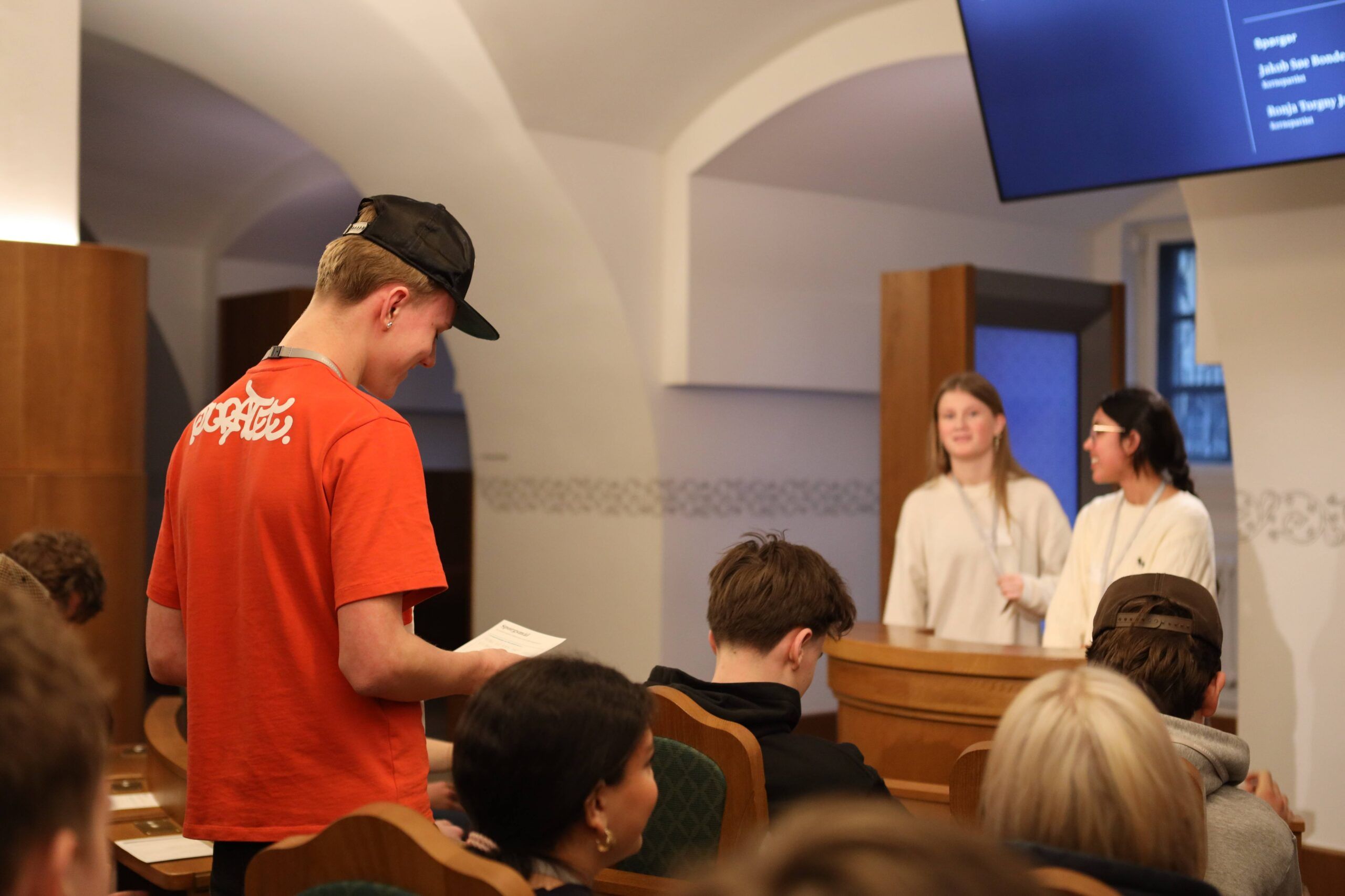 Elev stiller sp&oslash;rgsm&aring;l til lovforslaget