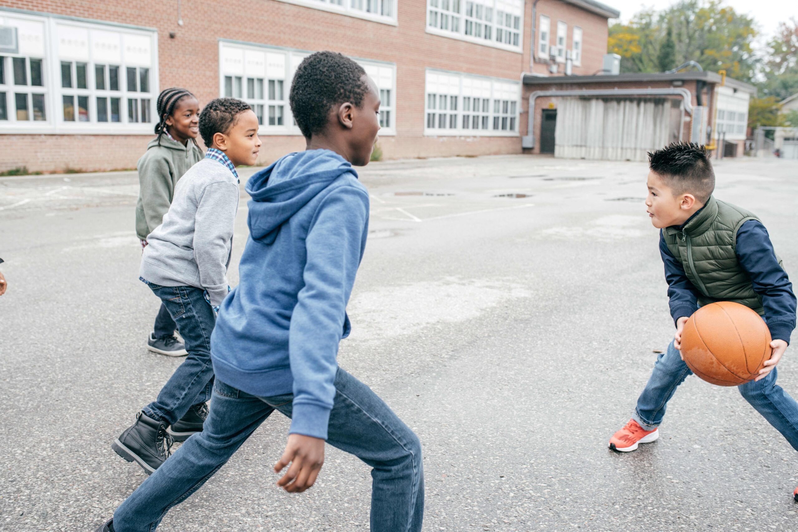4 elever spiller basket ball i skoleg&aring;rd