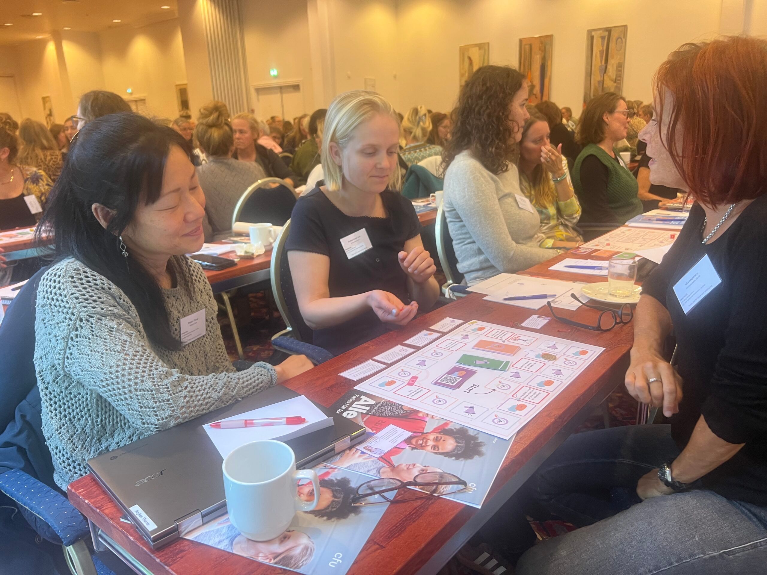 L&aelig;rere pr&oslash;ver sprogspil p&aring; konferencen Alle med i &Aring;rhus. Spillet er udviklet af Joke Dewilde