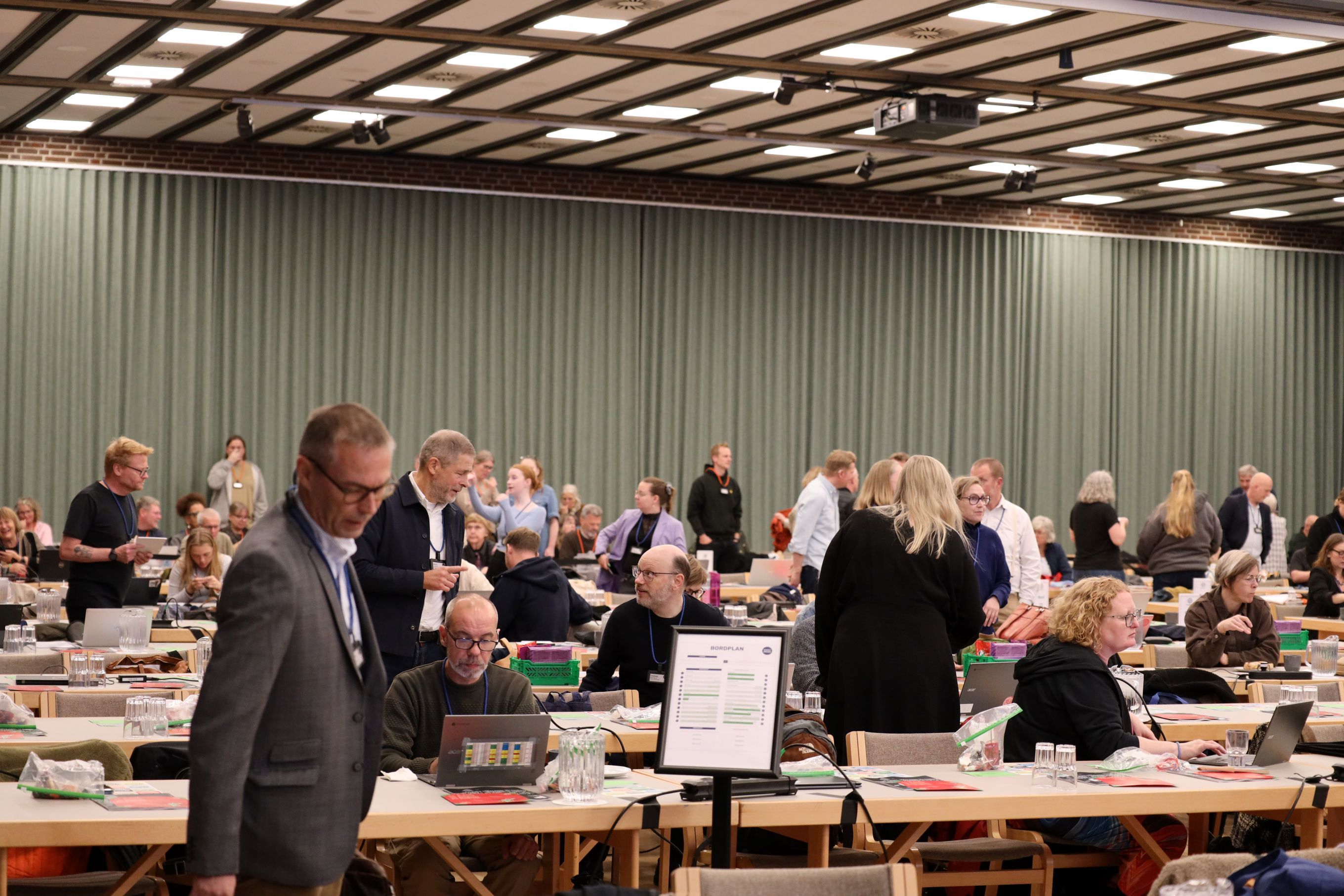 kongresdelegerede sætter sig i salen