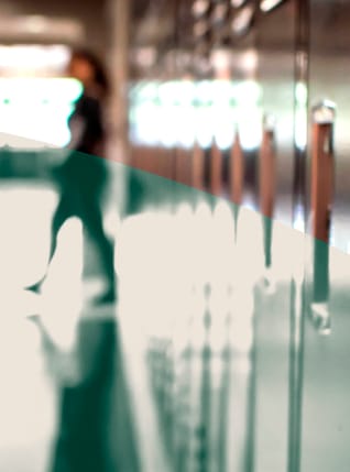 L&aelig;rer p&aring; en gang p&aring; skole.