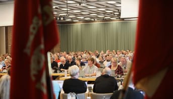 Lærerkongressen med røde faner i forgrunden