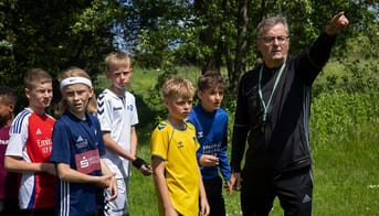 Billede af Ole Nielsen og fem elever.