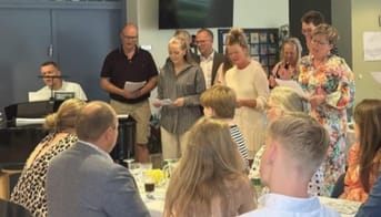 Lærerne synger Jesper Gades sang til eleverne