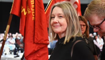 Anne-Mette Kæseler Jensen med Odense Lærerforenings fane